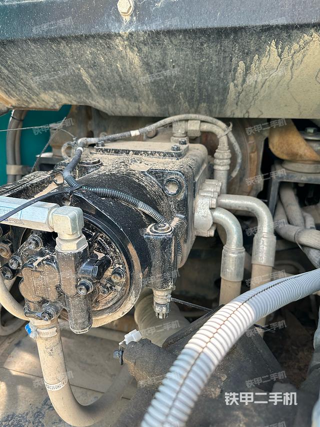 液压泵舱室正面整体（整机外观）