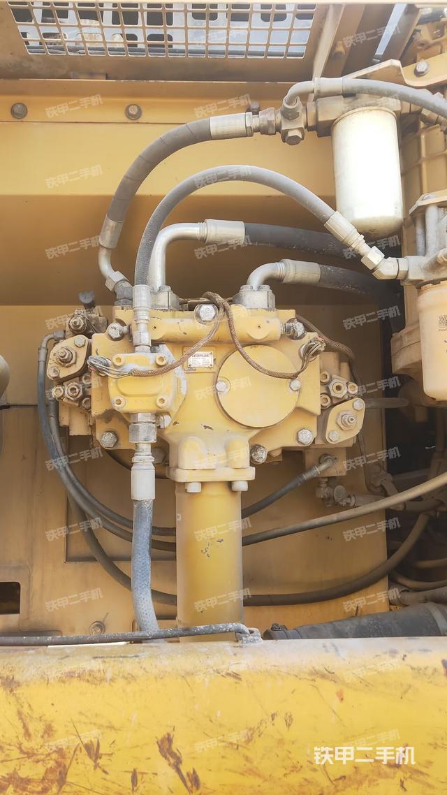 液压泵舱室正面整体（整机外观）