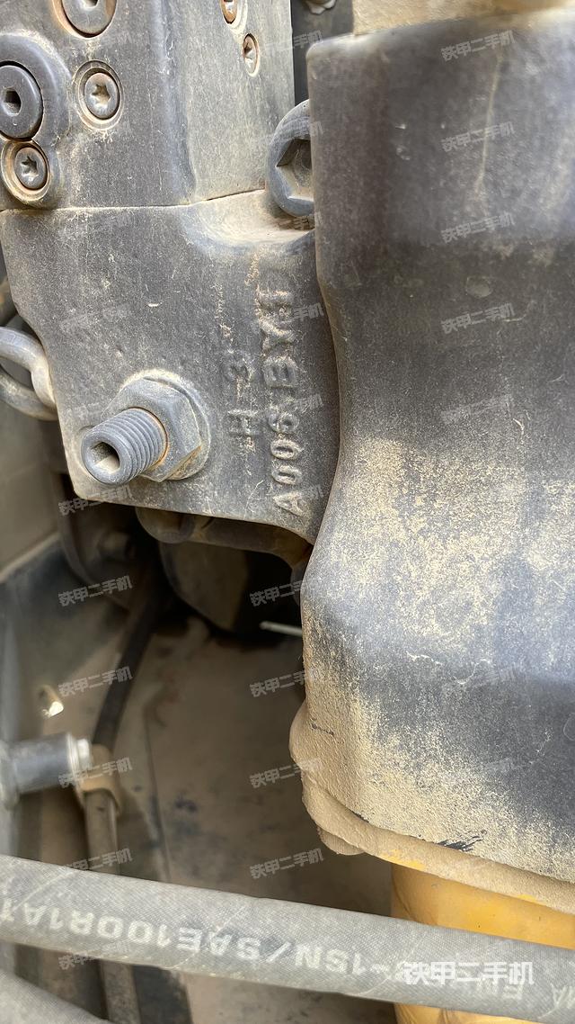 液压泵舱室正面整体（整机外观）