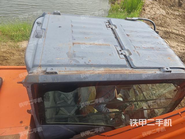 驾驶室顶部（整机外观）