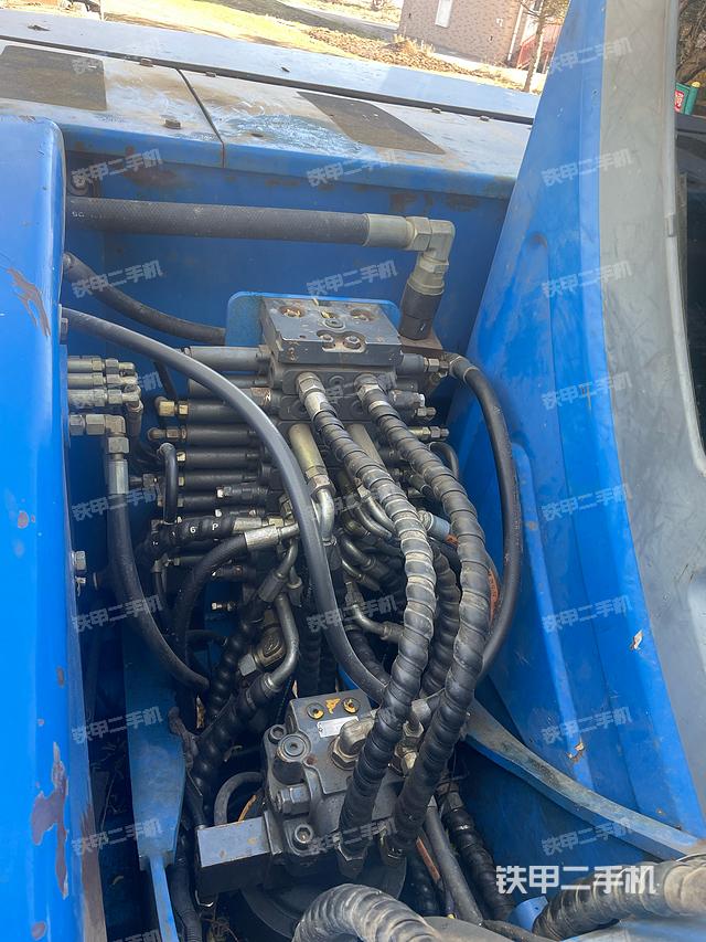 回转马达和主控阀（整机外观）