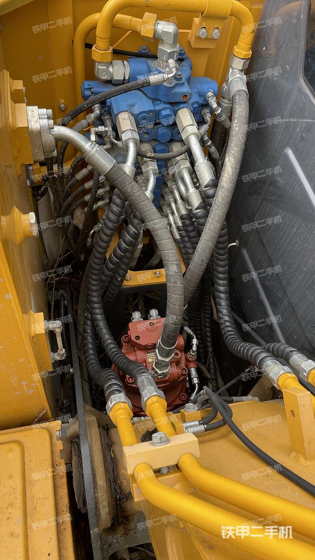 回转马达和主控阀（整机外观）