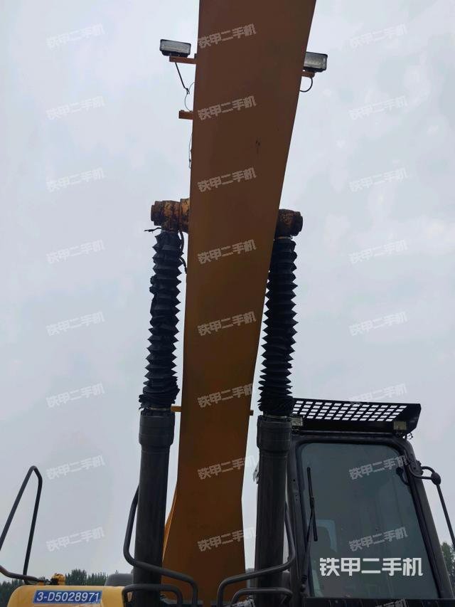 大臂油缸整体 竖拍（工作和回转装置）