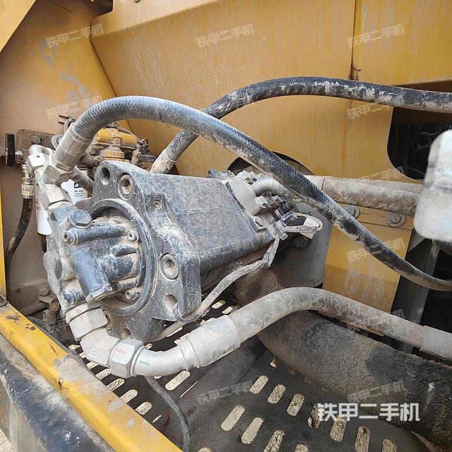 液压泵舱室正面整体（整机外观）