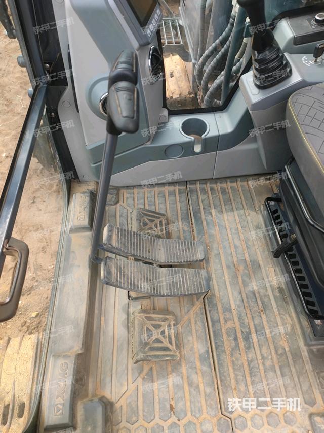 行走控制手柄和踏板 俯拍（驾驶室部分）