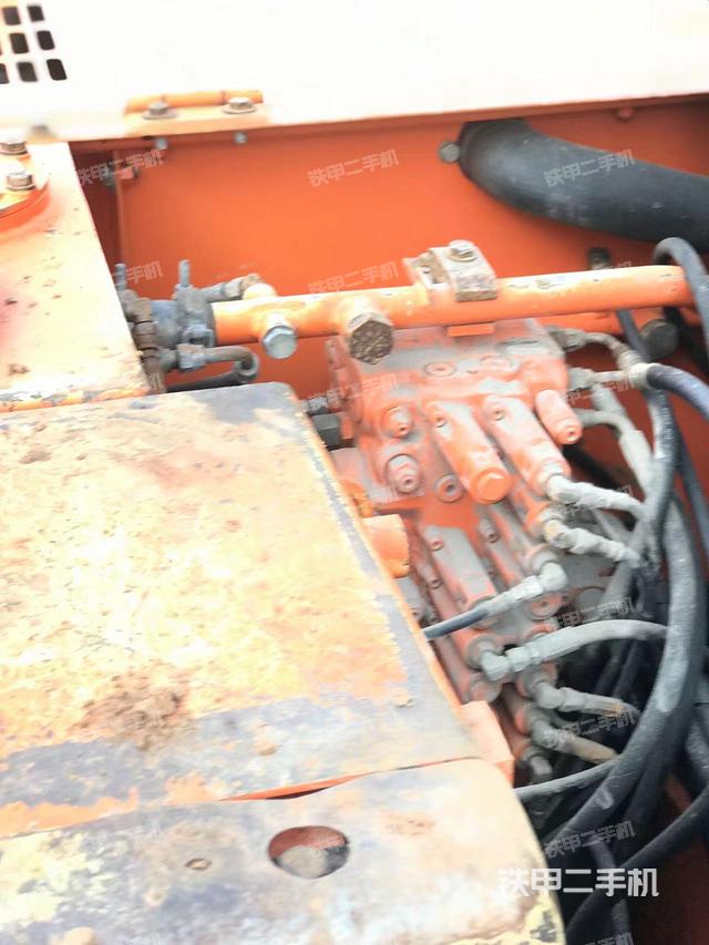 回转马达和主控阀（整机外观）