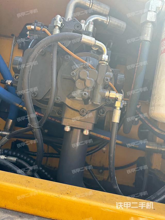 液压泵舱室正面整体（整机外观）