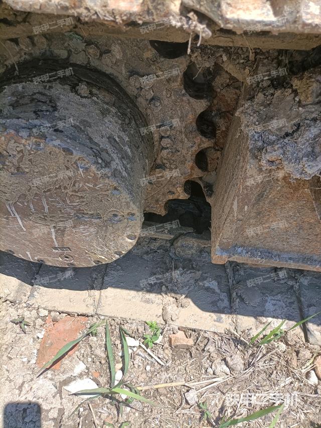 右驅(qū)動輪（行走機構(gòu)）