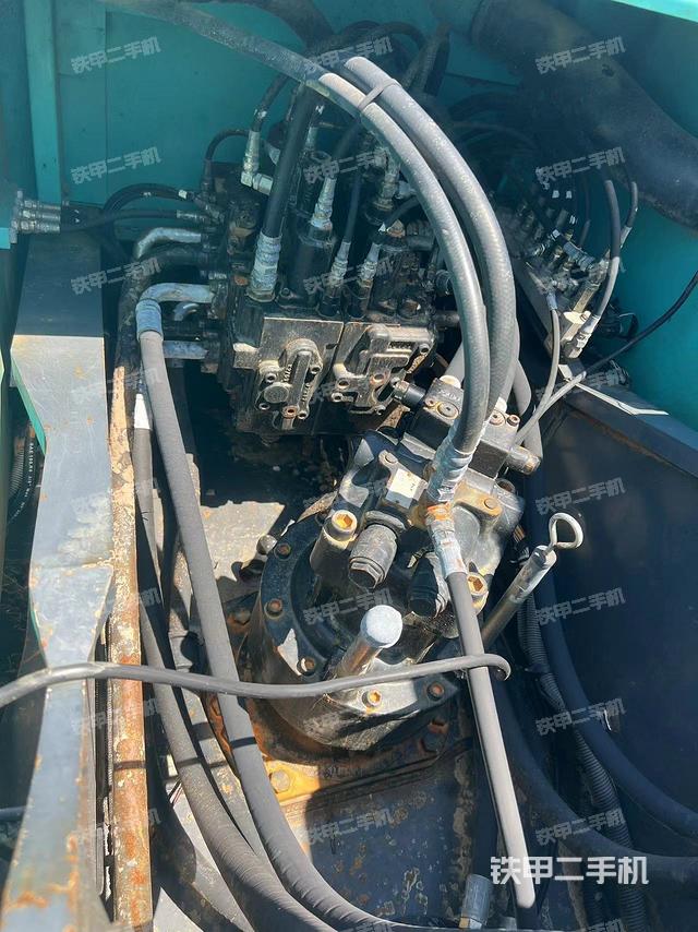 回转马达和主控阀（整机外观）