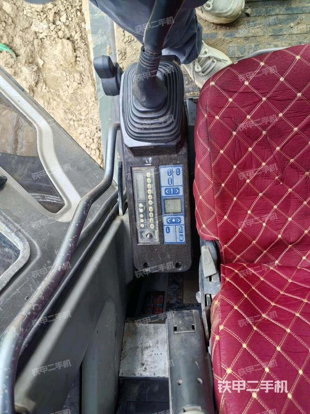 座椅左侧控制台/音响/含左手柄（驾驶室部分）