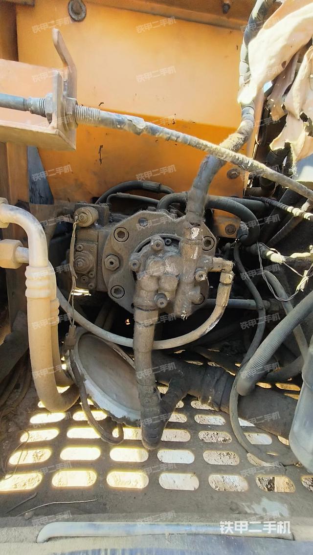 液压泵舱室正面整体（整机外观）