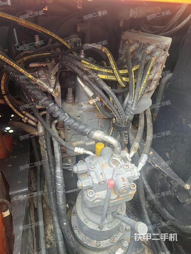 回转马达和主控阀（整机外观）