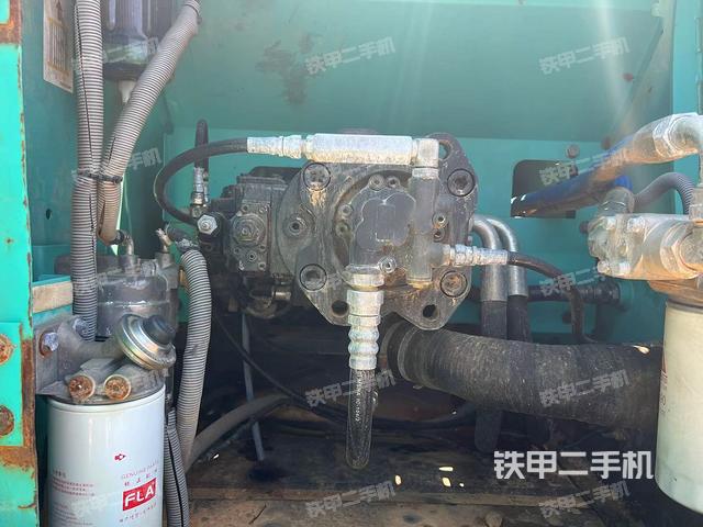 液压泵舱室正面整体（整机外观）