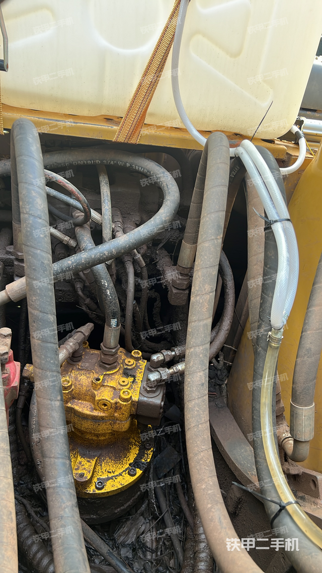 回转马达和主控阀（整机外观）