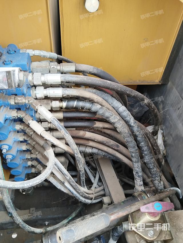 回转马达和主控阀（整机外观）