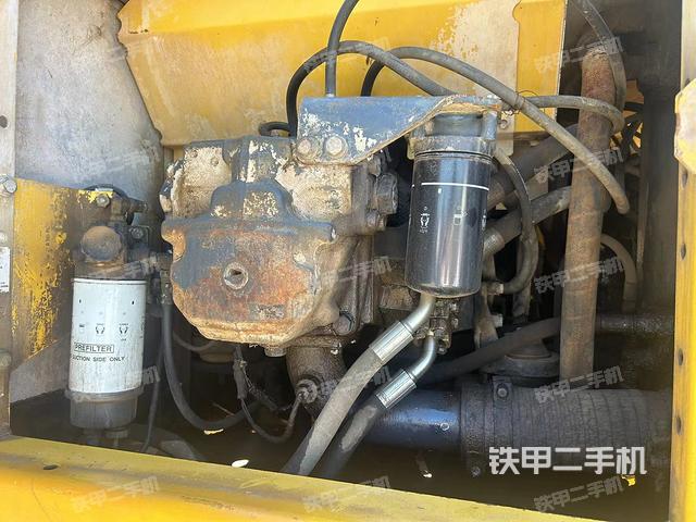 液压泵舱室正面整体（整机外观）