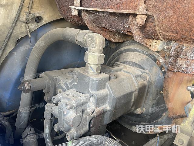 液压泵舱室正面整体（整机外观）