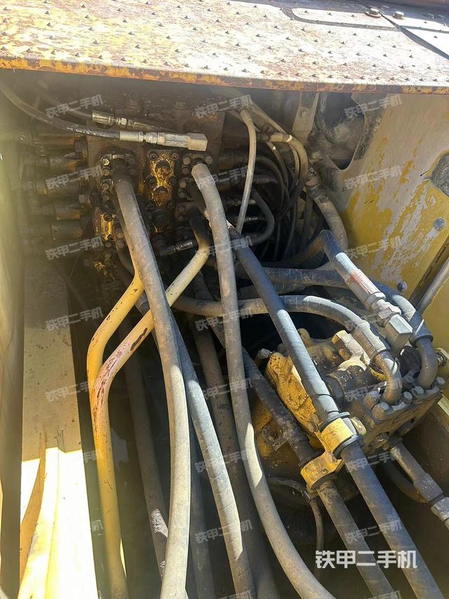 回转马达和主控阀（整机外观）