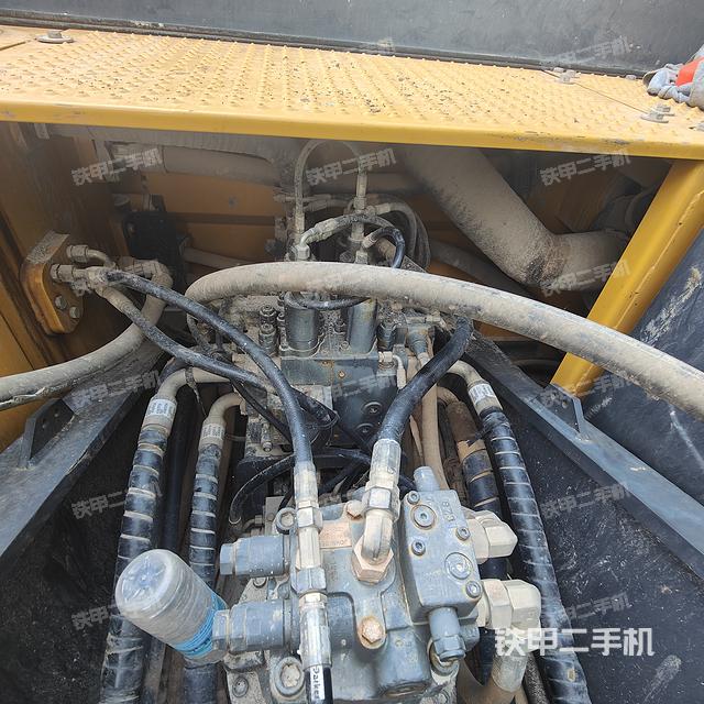 回转马达和主控阀（整机外观）