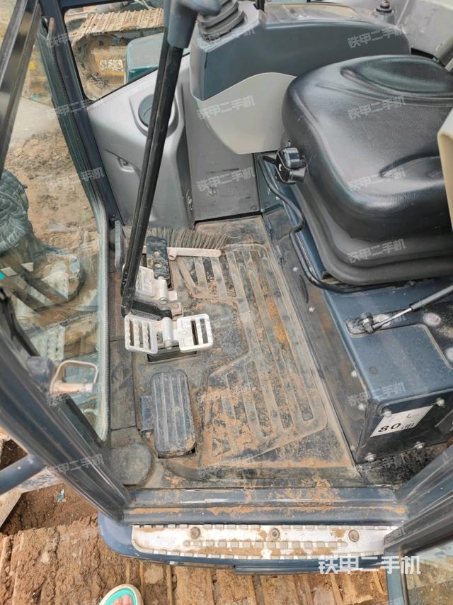 行走控制手柄和踏板 俯拍(驾驶室部分) 行走控制手柄和踏板 俯拍(驾驶室部分)