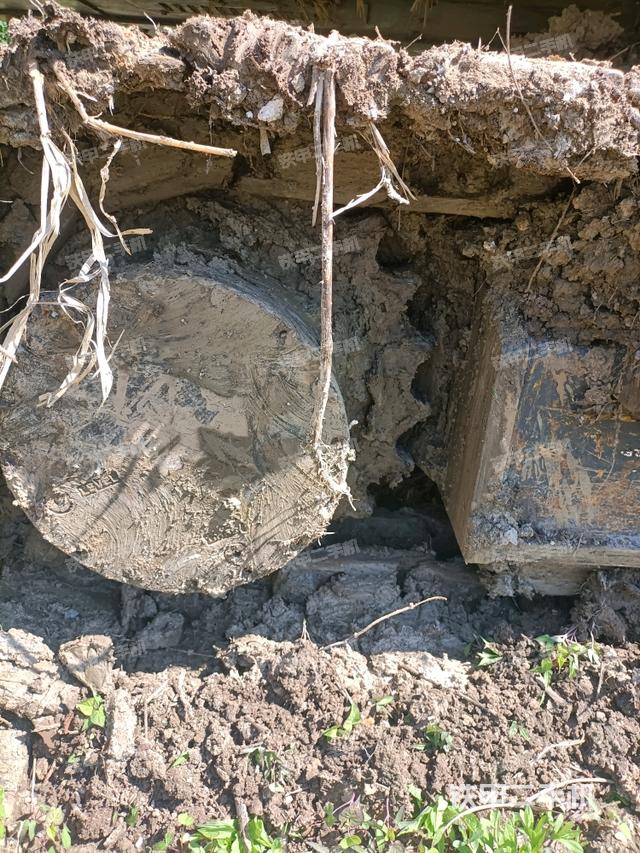 左驅(qū)動輪（行走機(jī)構(gòu)）