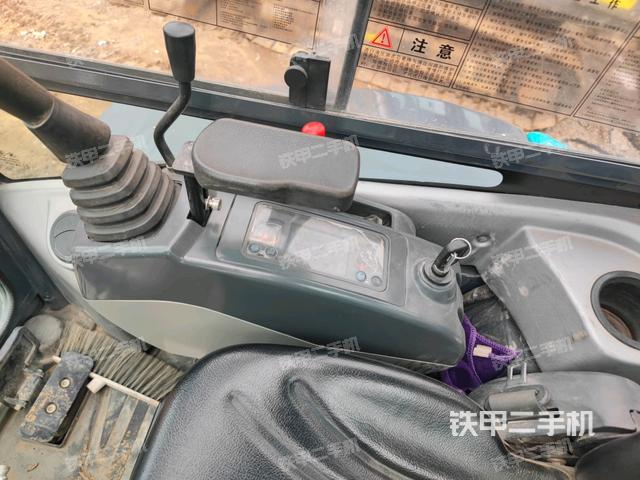 座椅左侧控制台/音响/含左手柄(驾驶室部分) 座椅左侧控制台/音响/含左手柄(驾驶室部分)