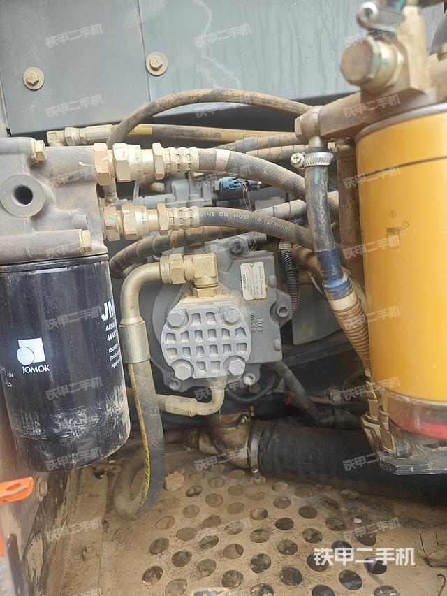 液压泵舱室正面整体（整机外观）