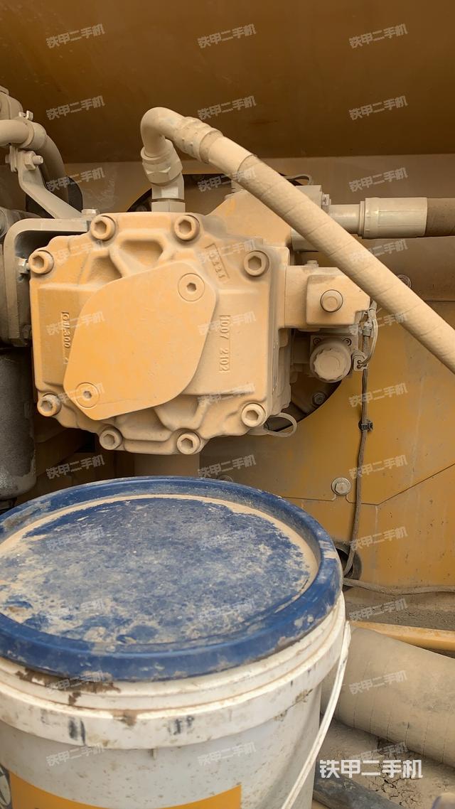 液压泵舱室正面整体（整机外观）