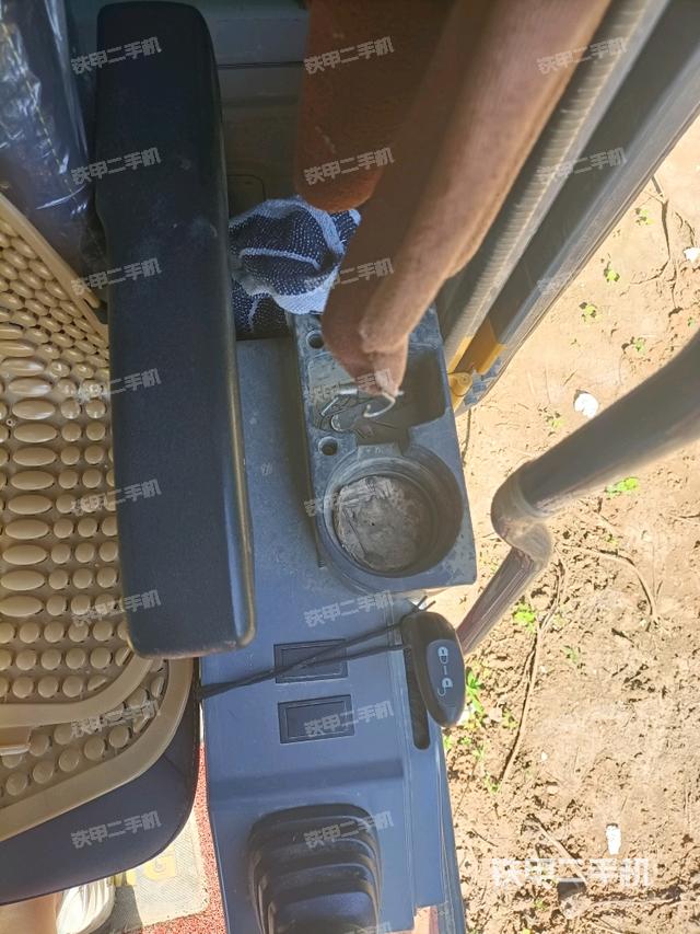 座椅左側(cè)控制臺/音響/含左手柄（駕駛室部分）