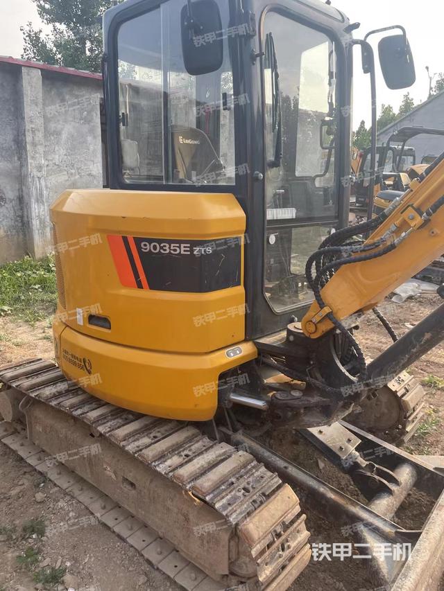 液压泵舱室正面整体（整机外观）