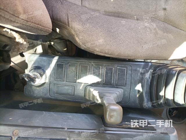 座椅右侧控制台/钥匙门/油门/含右手柄(驾驶室部分) 座椅右侧控制台/钥匙门/油门/含右手柄(驾驶室部分)