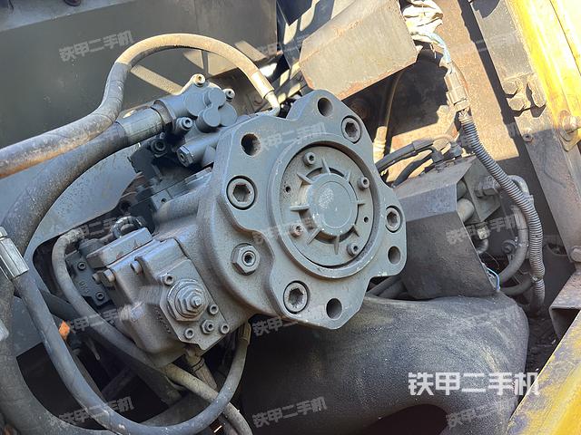 液压泵舱室正面整体（整机外观）