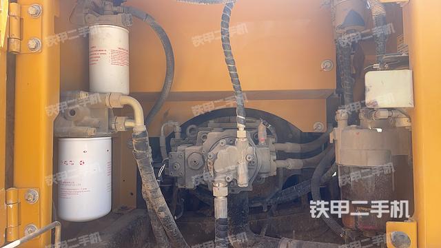 液压泵舱室正面整体（整机外观）