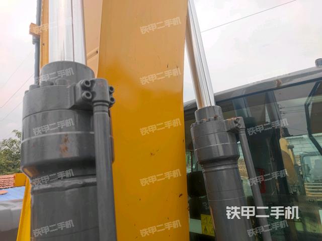 大臂油缸整体 竖拍（工作和回转装置）