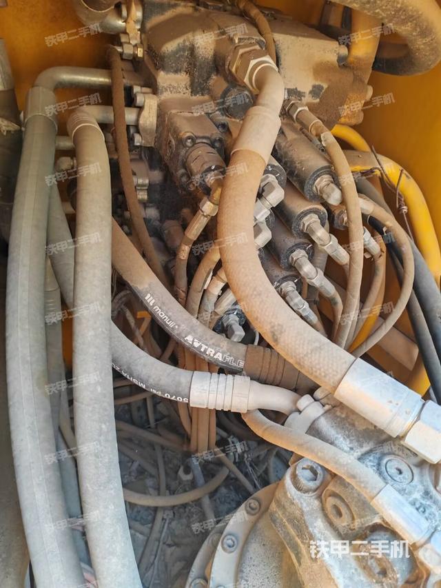 回转马达和主控阀（整机外观）