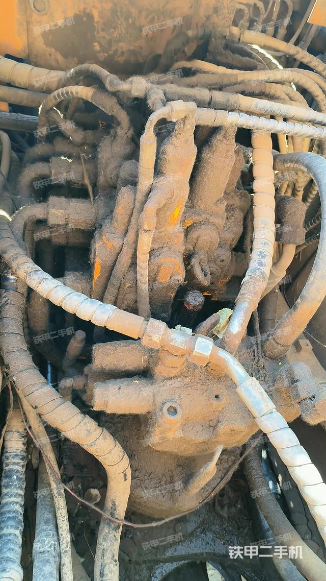 回转马达和主控阀（整机外观）