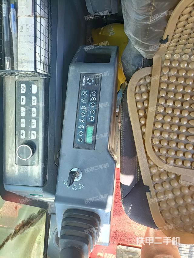 座椅右側(cè)控制臺/鑰匙門/油門/含右手柄（駕駛室部分）