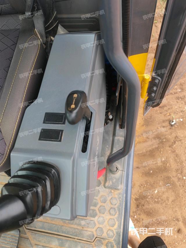 座椅左侧控制台/音响/含左手柄（驾驶室部分）