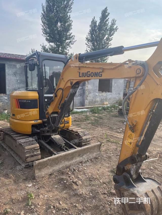 回转马达和主控阀（整机外观）