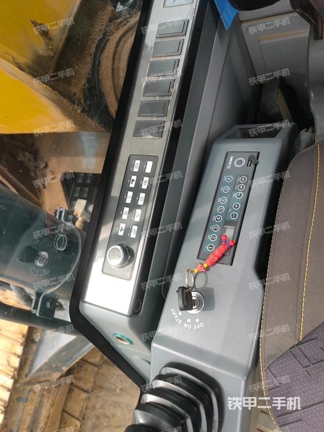 座椅右侧控制台/钥匙门/油门/含右手柄（驾驶室部分）