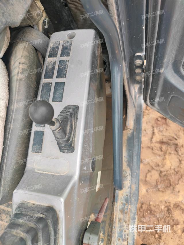 座椅右側(cè)控制臺(tái)/鑰匙門(mén)/油門(mén)/含右手柄(駕駛室部分) 座椅右側(cè)控制臺(tái)/鑰匙門(mén)/油門(mén)/含右手柄(駕駛室部分)