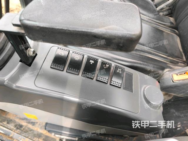 座椅右侧控制台/钥匙门/油门/含右手柄(驾驶室部分) 座椅右侧控制台/钥匙门/油门/含右手柄(驾驶室部分)