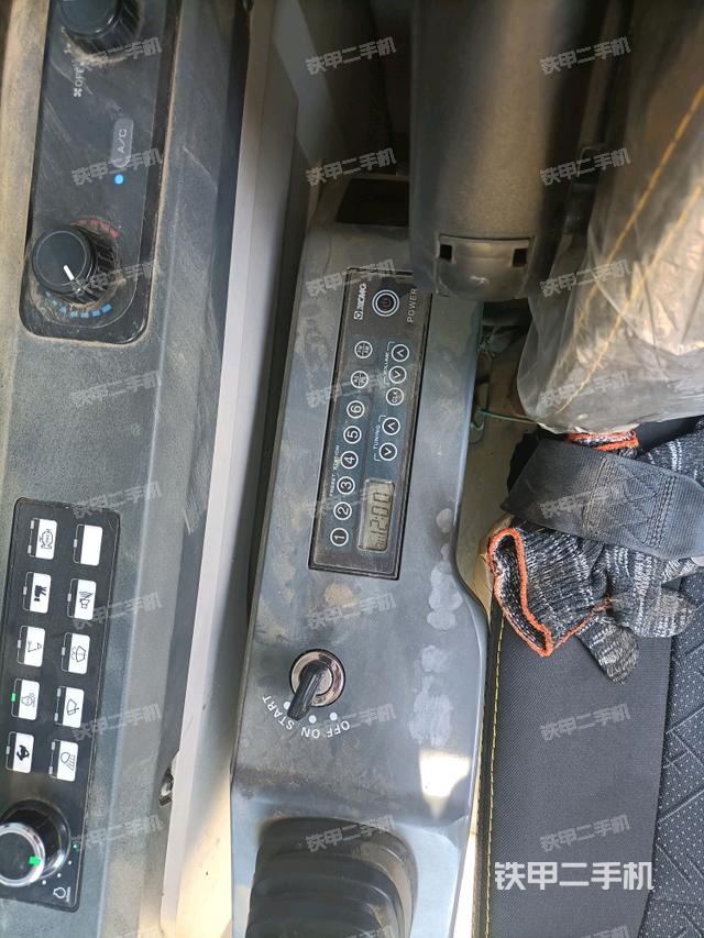 座椅右側(cè)控制臺(tái)/鑰匙門(mén)/油門(mén)/含右手柄（駕駛室部分）