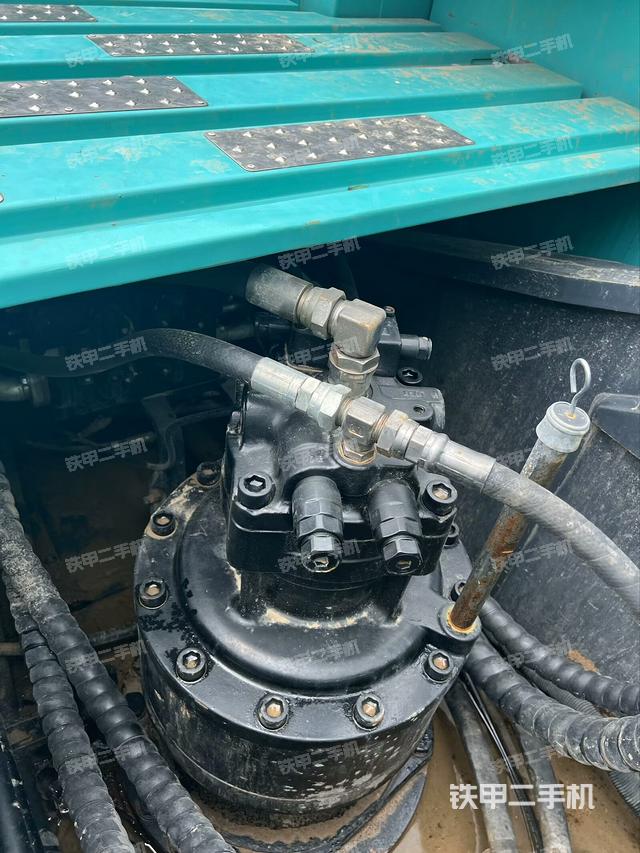 回转马达和主控阀（整机外观）