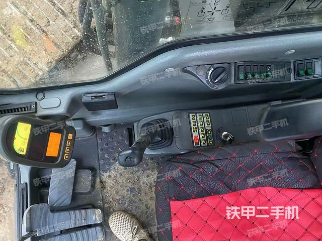 座椅右側(cè)控制臺/鑰匙門/油門/含右手柄(駕駛室部分) 座椅右側(cè)控制臺/鑰匙門/油門/含右手柄(駕駛室部分)