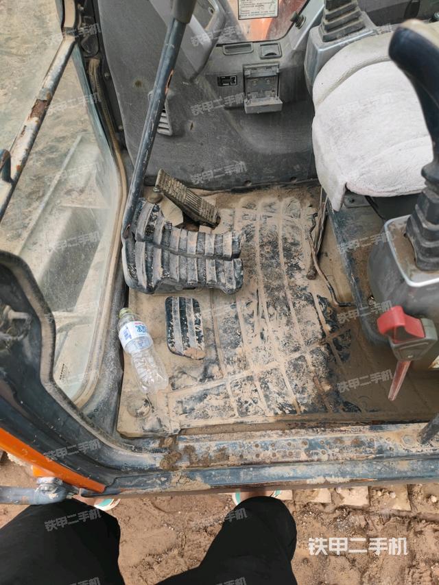 行走控制手柄和踏板?俯拍(駕駛室部分) 行走控制手柄和踏板?俯拍(駕駛室部分)