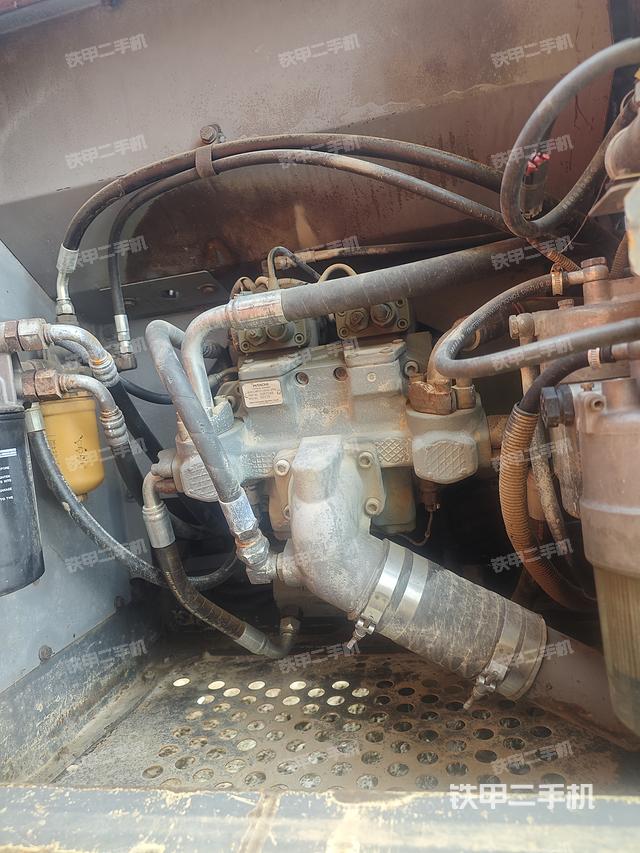 液压泵舱室正面整体（整机外观）