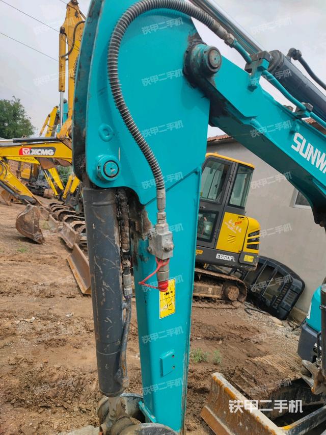 小臂整体左后(工作和回转装置) 小臂整体左后(工作和回转装置)