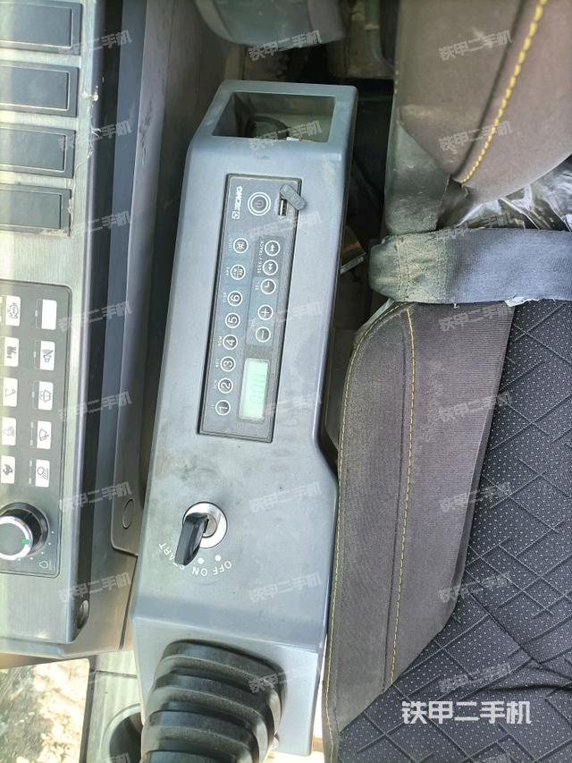 座椅右側(cè)控制臺/鑰匙門/油門/含右手柄（駕駛室部分）