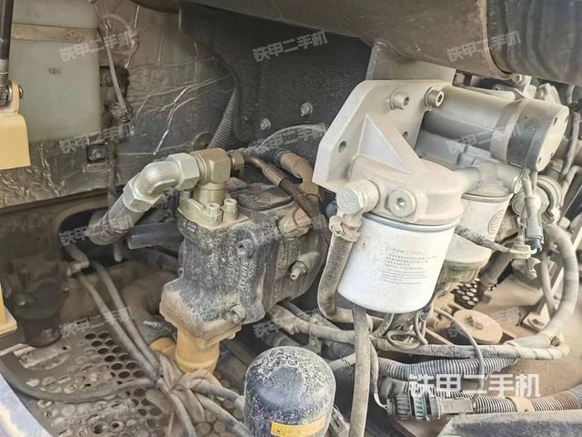 液压泵舱室正面整体（整机外观）